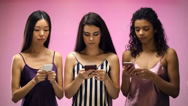 Vrouwen Chatten Smartphone Plaats Van Plezier Hebben Tijdens Een Pyjamafeest — Stockfoto