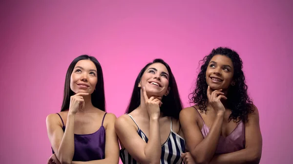 Três Mulheres Bonitas Pensando Sorrindo Sonhando Com Vida Luxo Conceito — Fotografia de Stock