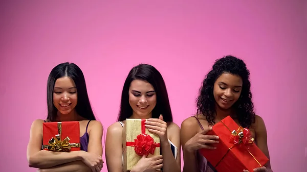 Hermosas Damas Mirando Cajas Regalos Las Manos Mejor Regalo Para —  Fotos de Stock