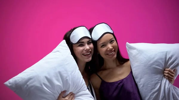 ハグと笑って パジャマにアイマスク 枕を保持している 人の女性の休息します — ストック写真