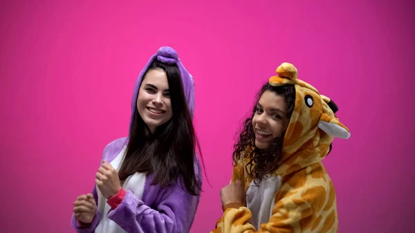 Amigas Pijama Unicórnio Girafa Dançando Festa Carnaval Tempo Diversão — Fotografia de Stock