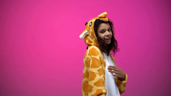 Africano Americano Senhora Engraçado Girafa Traje Posando Fundo Rosa Diversão — Fotografia de Stock