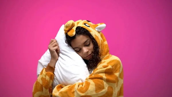 Mooie Vrouw Slapen Giraffe Pyjama Comfortabele Kleding Voor Nachtrust — Stockfoto