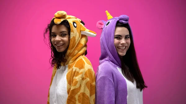Amigos Inter Raciais Trajes Unicórnio Girafa Costas Para Trás Sorrir — Fotografia de Stock