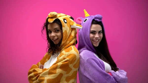 Duas Fêmeas Pijama Para Outro Com Mãos Cruzadas Alegria — Fotografia de Stock