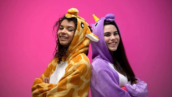 Två Interracial Kvinnor Funny Pyjamas Stående Rygg Mot Rygg Med — Stockfoto