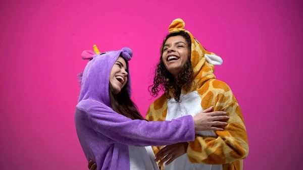 Забавные Молодые Женщины Пижаме Жирафом Единорогом Смеются Развлекаются — стоковое фото