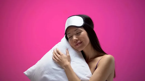 Lachende Aziatische Vrouw Slapen Blinddoek Zachte Comfortabele Kussen Linnen — Stockfoto