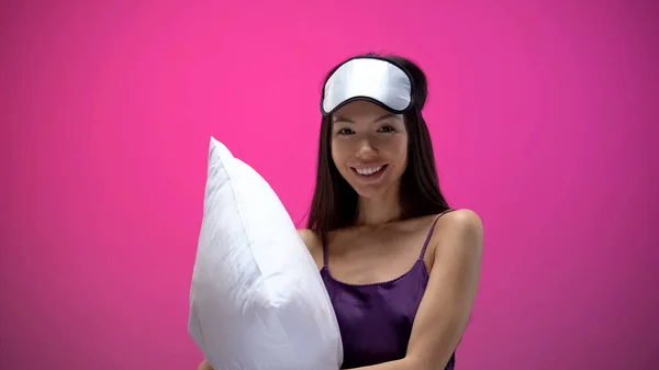 Glimlachend Aziatische Vrouw Eye Mask Houden Kussen Glimlachend Voorbereiden Voor — Stockfoto