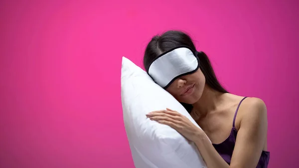枕の上で眠るアイマスクのアジアの女性 ハードな一日の後に休んで — ストック写真