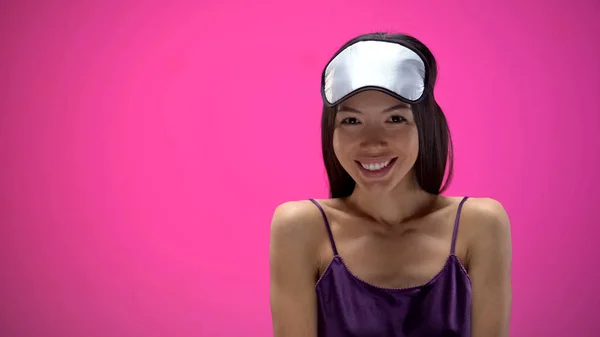 Positieve Aziatische Vrouw Blinddoek Lingerie Kijkt Naar Camera Glimlachend — Stockfoto