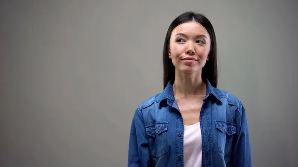 Nöjd Asiatisk Kvinna Funderar Semester Drömmer Njutning Stunder — Stockfoto