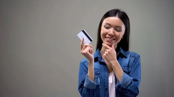 Leende Asiatisk Kvinna Håller Kreditkort Och Tänka Shopping Inga Begränsningar — Stockfoto