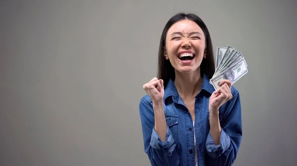 Opgewonden Aziatische Vrouw Met Dollar Bankbiljetten Loterij Winner Geluk Geluk — Stockfoto