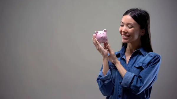 Menina Feliz Segurando Banco Porquinho Símbolo Economia Serviços Bancários Para — Fotografia de Stock