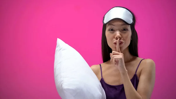 Aziatische Dame Met Kussen Weergegeven Stilte Teken Dragen Oog Masker — Stockfoto