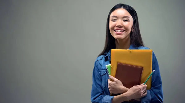 Asiatisk Kvinna Står Med Copybooks Grå Bakgrund Kurser — Stockfoto