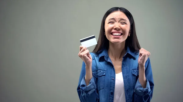 Extremamente Feliz Asiático Mulher Segurando Cartão Crédito Baixa Taxa Juros — Fotografia de Stock