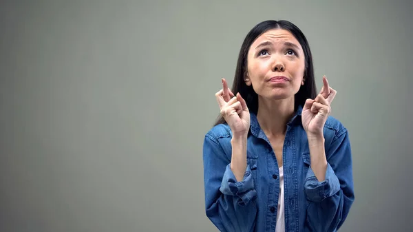 Mujer Asiática Cruzando Los Dedos Rezando Por Buena Suerte Quiere — Foto de Stock