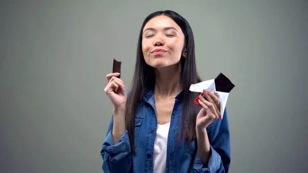 Приваблива Азіатська Дівчина Посміхається Насолоджується Темним Шоколадом Реклама — стокове фото