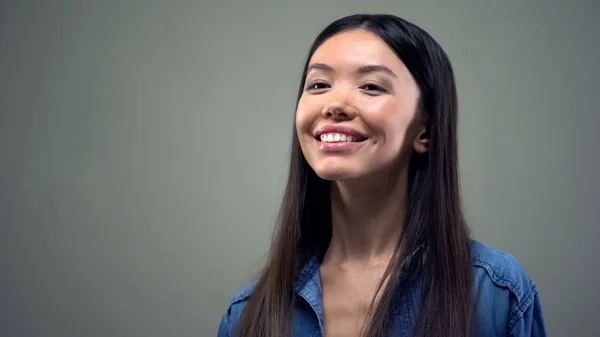 Aziatische Vrouw Genieten Van Perfecte Glimlach Tanden Bleken Tandheelkundige Zorg — Stockfoto