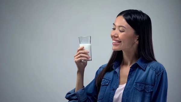 Asiatische Dame Mit Milchglas Kalzium Und Energiequelle Bifid Produkt — Stockfoto