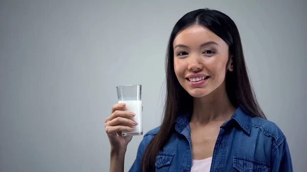 Wanita Tersenyum Memegang Gelas Susu Segar Produk Susu Bebas Laktosa — Stok Foto