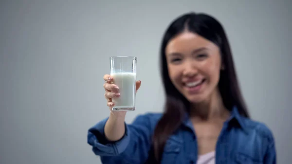 Веселая Женщина Показывает Стакан Молока Камеру Полезные Бактерии Здоровья — стоковое фото