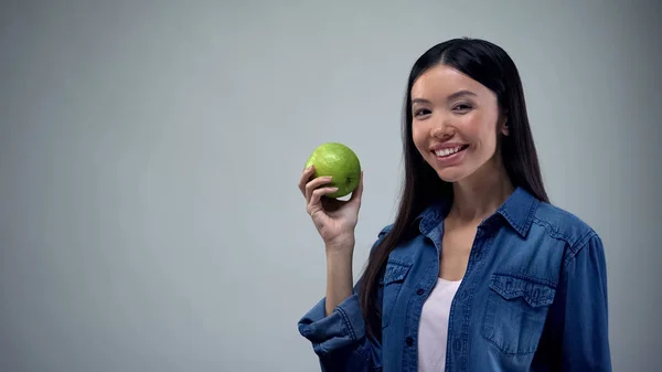 Приваблива Жінка Позує Соковитим Яблуком Сірому Фоні Охорони Здоров Шаблон — стокове фото