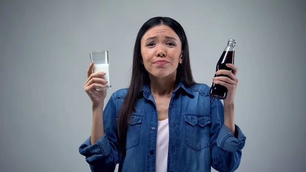 Mulher Tentando Escolher Entre Bebida Gaseificada Não Saudável Leite Saudável — Fotografia de Stock