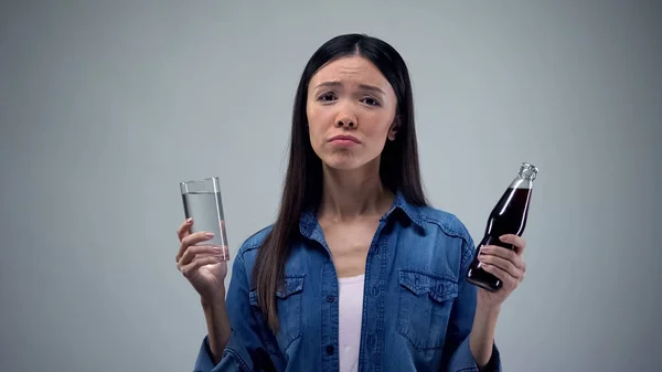 Mulher Sedenta Escolhendo Que Beber Entre Água Fresca Gasosa Decisão — Fotografia de Stock
