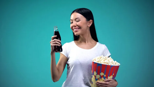 Счастливая Женщина Держит Попкорн Смотрит Газировку Кино Расслабиться — стоковое фото