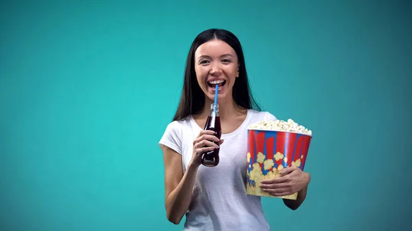 팝콘을 탄산음료를 마시는 긍정적 재미있는 코미디에 — 스톡 사진