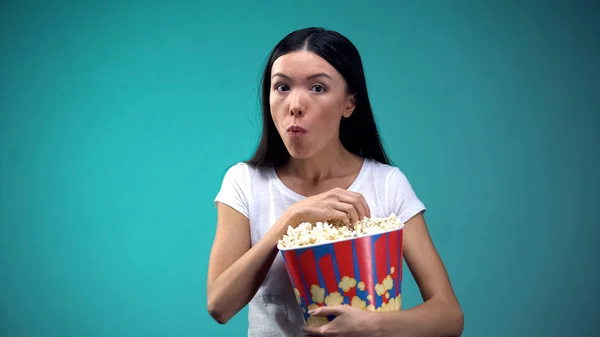 Mujer Concentrada Masticando Palomitas Maíz Viendo Emocionante Película Cine Concepto —  Fotos de Stock