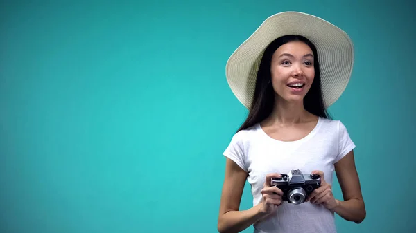 Tourist Big Hat Photo Camera Sightseeing Isolated Blue Background — Stock Photo, Image