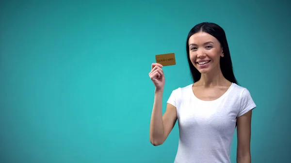 Lächelnde Asiatische Frau Zeigt Goldene Karte Die Kamera Grenzenlosen Kredit — Stockfoto