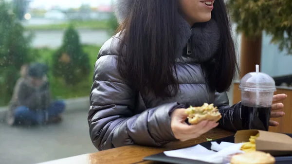 Leende Kvinna Njuter Smörgås Och Läsk Hemlösa Utanför Restaurangen — Stockfoto