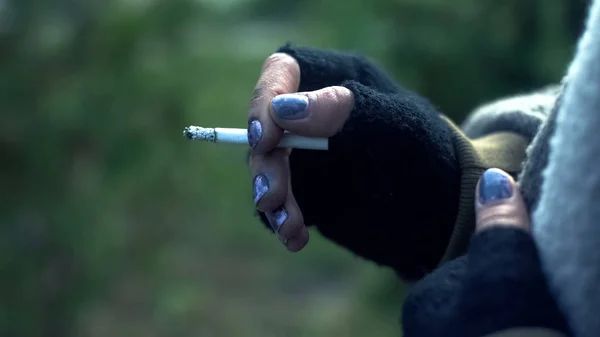 Ženská Pobuda Držící Cigaretu Špinavou Rukou Zblízka Sociální Chudobou Nikotin — Stock fotografie