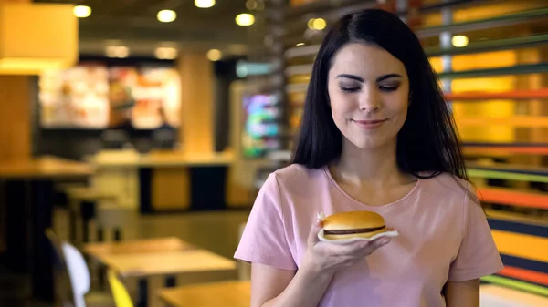 Lycklig Kvinna Tittar Läckra Hamburgare Handen Smörgås Klubb Ohälsosam Näring — Stockfoto