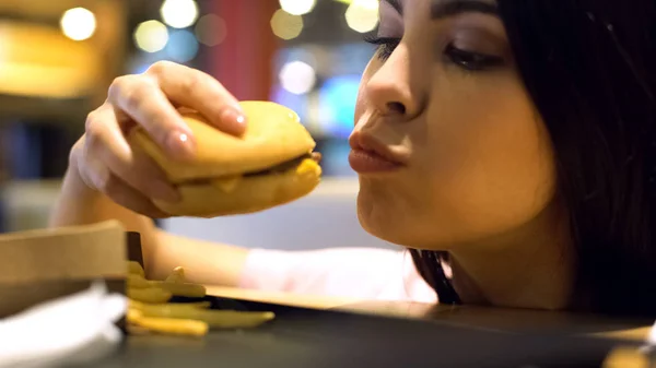 Verspielte Hübsche Frau Mit Leckeren Cheeseburger Nahaufnahme Fast Food Ernährung — Stockfoto