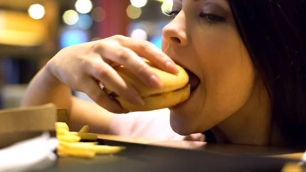 上瘾的年轻女子吃有害的脂肪汉堡 缺乏意志力 暴饮暴食 — 图库照片
