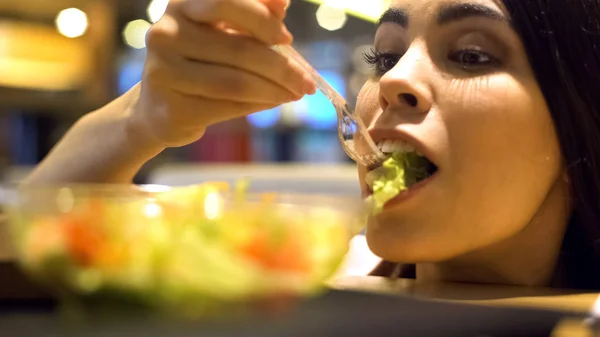 Gioiosa Ragazza Che Mangia Insalata Lattuga Biologica Primo Piano Buffet — Foto Stock