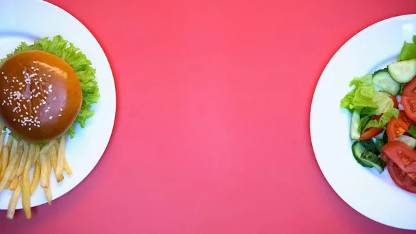 Salade Hamburger Frietjes Witte Platen Roze Achtergrond Fast Food — Stockfoto