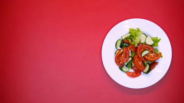 Salad Sayuran Piring Putih Latar Belakang Cerah Nutrisi Yang Sehat — Stok Foto