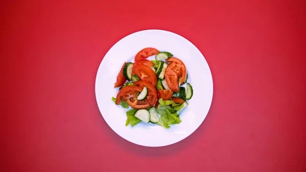 Salada Orgânica Fresca Placa Branca Fundo Brilhante Nutrição Saudável Almoço — Fotografia de Stock
