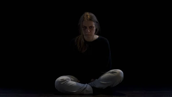 Femme Seule Avec Œil Meurtri Assis Dans Obscurité Victime Violence — Photo