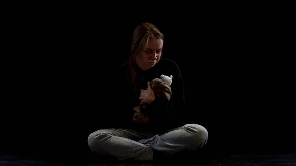 Deprimida Senhora Sentada Escuridão Abraçando Ursinho Pelúcia Vítima Violência Obstétrica — Fotografia de Stock