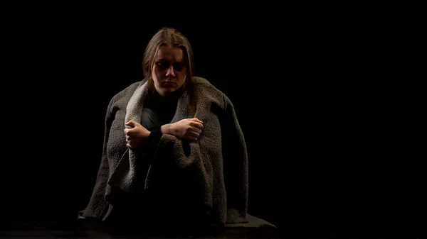 Femeia Înspăimântată Abuzată Stând Întuneric Victimă Violenței Domestice — Fotografie, imagine de stoc