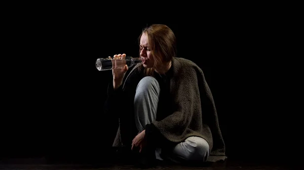 Karanlıkta Şişe Votka Içme Sefil Alkol Bağımlısı Kadın Bağımlısı — Stok fotoğraf