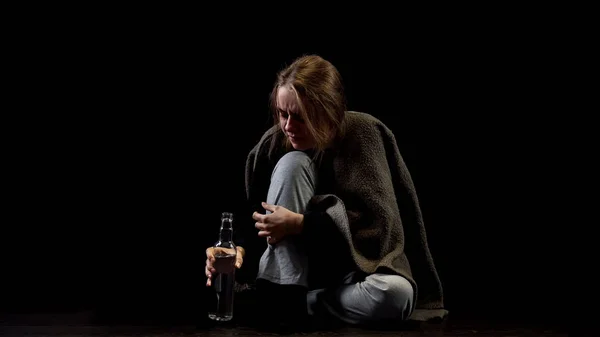 Mujer Sin Esperanza Llorando Bebiendo Vodka Para Superar Depresión Adicción — Foto de Stock